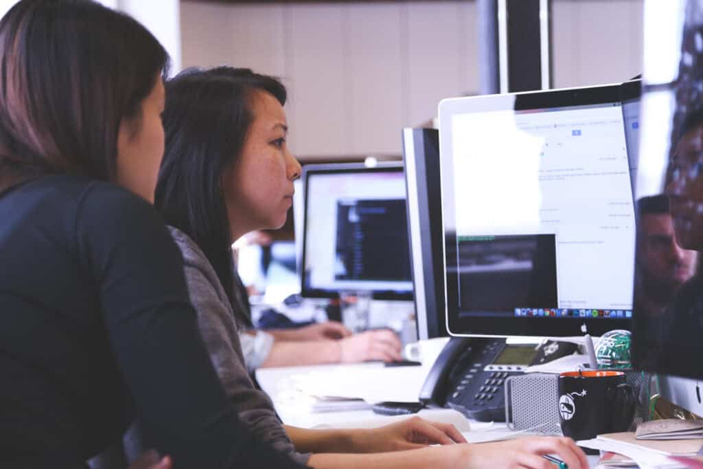 Decoración, mujer trabajando